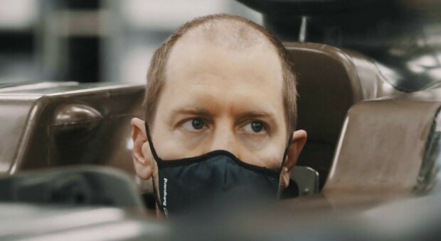 Il nuovo look molto "stempiato" di Sebastian Vettel