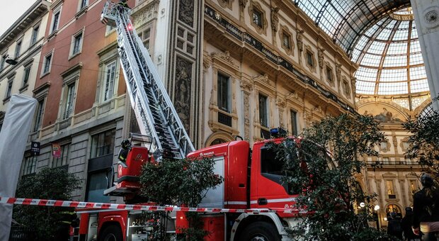 Milano, paura in Galleria Vittorio Emanuele: cadono calcinacci, illesi turisti e passanti