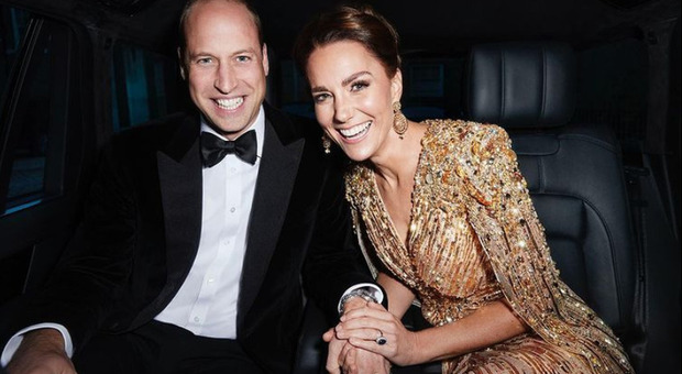 William e Kate scacciano le nubi dalla famiglia Reale: sorridenti alla serata di beneficenza "Royal Variety Charity"