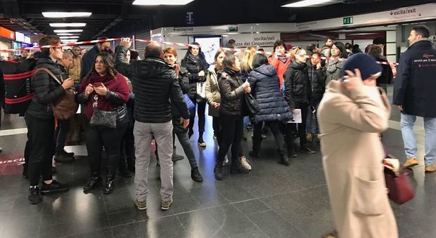 Roma, metro A, la questura blocca tutta la linea. Ultimi aggiornamenti: il servizio è tornato regolare, residui ritardi