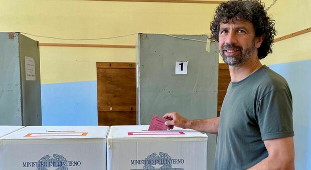 Damiano Tommasi, dal calcio alla politica: chi è il candidato sindaco di Verona (ex calciatore della Roma)