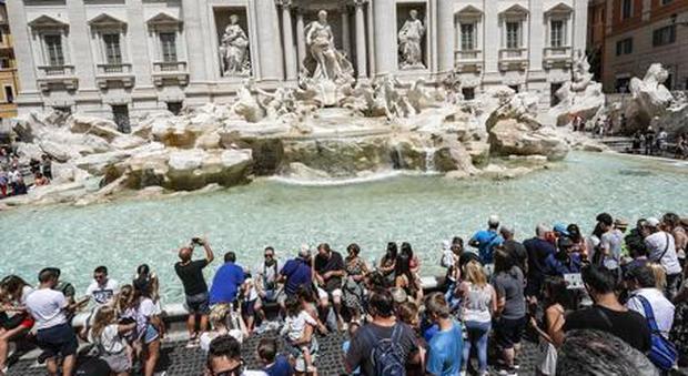 Roma, «Ci facciamo una foto?», così la banda dei selfie rapinava i turisti