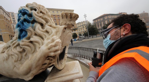 Napoli, una squadra di «Angeli del bello» ripulisce dalla vernice la fontana del Nettuno