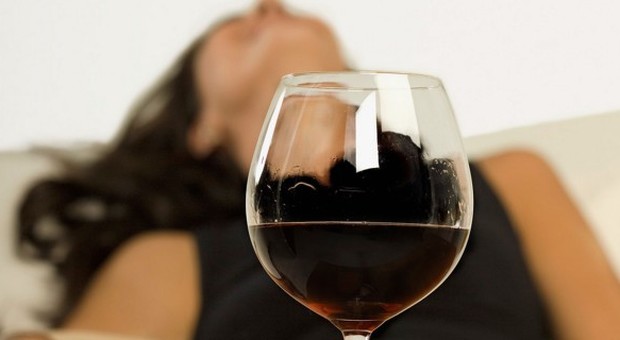 Bevi tanto vino? La colpa è del bicchiere troppo grande