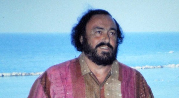 Pesaro dedica una spiaggia a Luciano Pavarotti a 10 anni dalla scomparsa