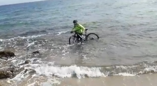 Otranto, ciclista tenta di aggirare i controlli e fugge in mare con la bici: multato