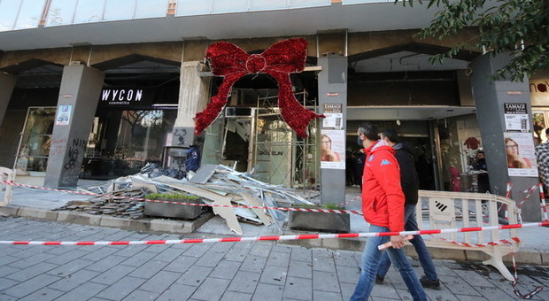 Bomba a Casoria, sventrati i negozi della galleria Marconi: l'ipotesi del racket