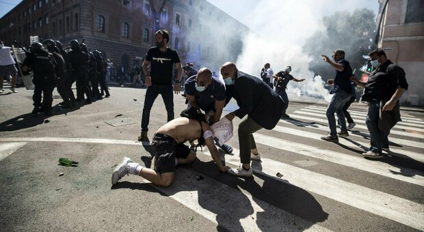 Roma, manifestazione violenta degli ultras al Circo Massimo «contro la crisi Covid» di un anno fa: 9 misure