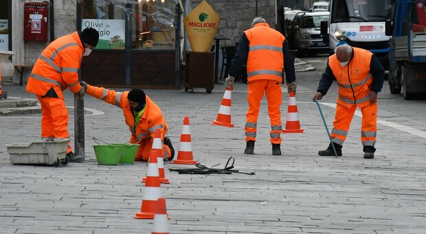 Operai al lavoro in piazza Arringo: messa in sicurezza la pavimentazione