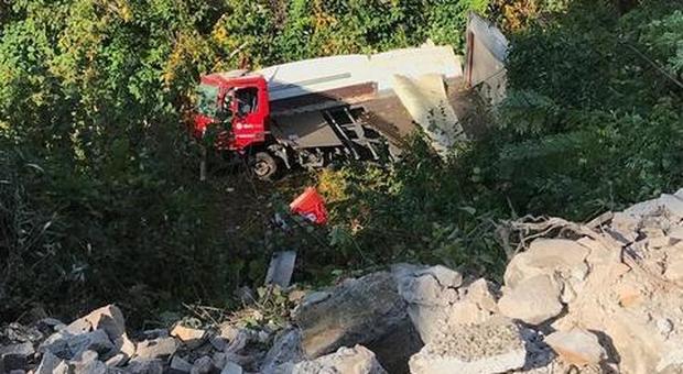 Camion del Corriere Bartolini vola giù dal ponte, morto l'autista: aveva sterzato per evitare un'auto