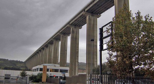 Ragazzo 19enne muore lanciandosi dal viadotto dell'A14 in Abruzzo. Su fb il video choc: «Non voglio vivere più»