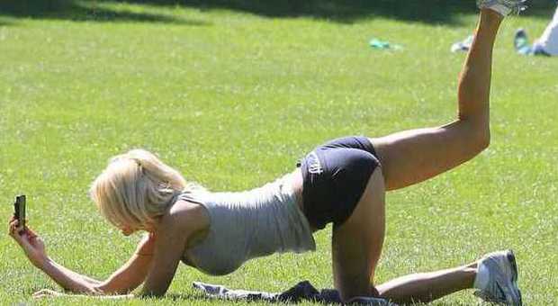 Victoria Silvstedt fa yoga a Central Park
