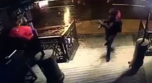 Istanbul, turisti italiani scampati al massacro: “Terribile, tutto in un attimo”
