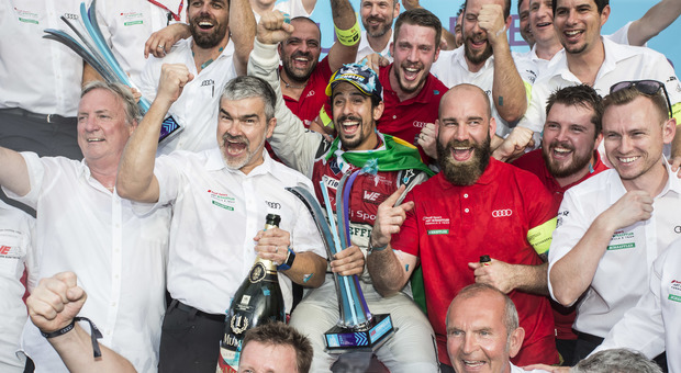 Di grassi festeggia la vittoria con tutto il team Audi