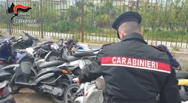 Blitz nel centro di accoglienza migranti nel napoletano: sequestrati più di 50 scooter
