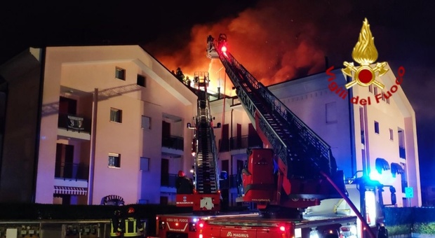 Incendio nel condominio: 24 famiglie evacuate nella notte