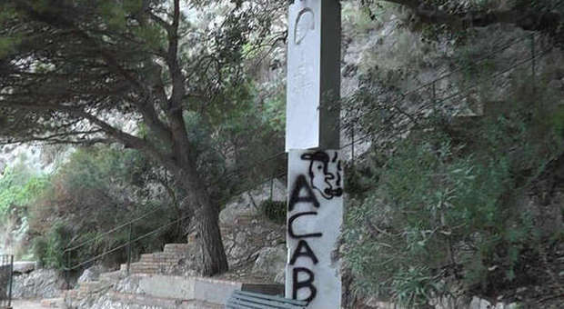 Capri, la stele di Lenin nel mirino dei vandali: scritte contro le forze dell'ordine | Ft
