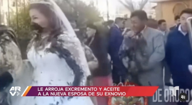 Matrimonio choc, donna lancia escrementi sugli sposi durante la cerimonia: la "vendetta" contro l'ex fidanzato