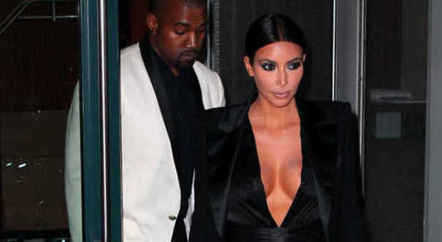 Kim Kardashian mostra il seno con un vestito scollato