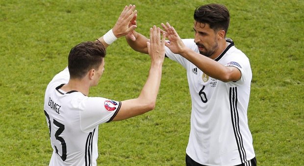 Mario Gomez regala il primato alla Germania, battuta l'Irlanda del Nord a Parigi (1-0)