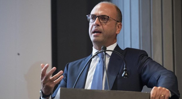 Referendum, il ministro Alfano: «Se vince il “no” il governo resta»