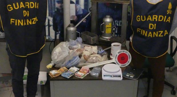 Scoperta fabbrica della droga albanese-tunisina: sequestrati 2 chili e mezzo di eroina, 3 arresti