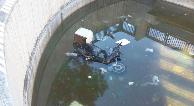 Arzano, villa comunale in abbandono: nella vasca anche un motorino