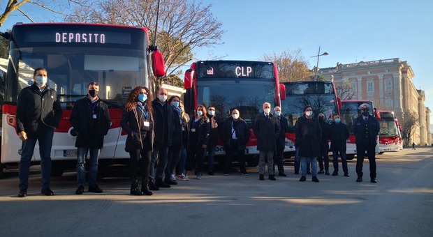 Clp trasporti presenta 12 nuovi autobus: «Serviranno per la sicurezza degli studenti»