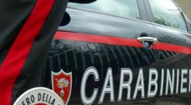 Uccide il padre e gli dà fuoco: il figlio trentenne si consegna ai carabinieri. «Sono stato io»