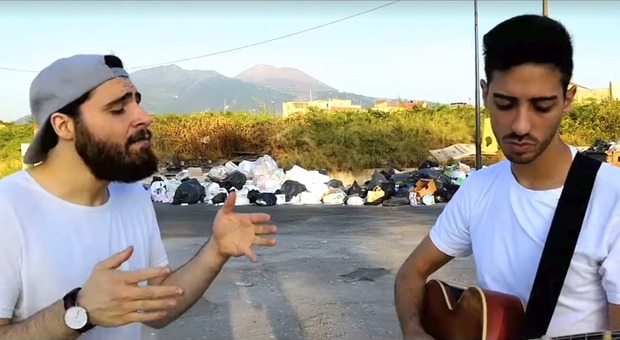 «Monnezza» in strada a Napoli, due artisti cantano davanti alla discarica