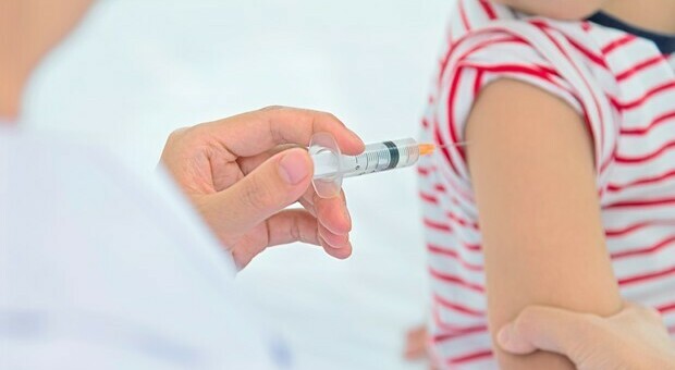 Barbara Canestri invita a vaccinare i bambini: suo figlio di 5 anni sarà tra i primi. Affetto da fibrosi cistica è in cura al Bambin Gesù