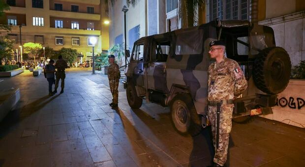 Napoli, movida nella piazzetta dei liceali: c'è il presidio dell’esercito dopo le violenze
