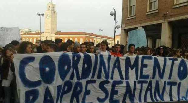 Latina, migliaia di studenti in corteo per solidarietà al giudice minacciato: "No alla mafia"