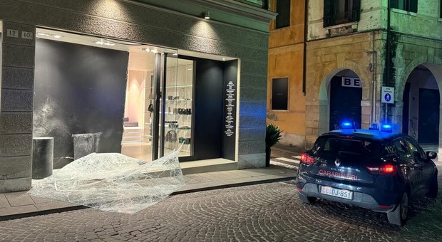 Il negozio Loschi in centro a Treviso svaligiato giovedì notte da una banda di ladri