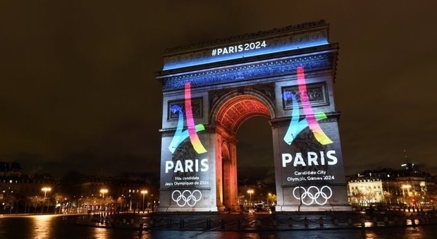 Parigi lancia la sfida a Roma: proiettato sull'Arco di Trionfo il logo per la candidatura ai Giochi 2024