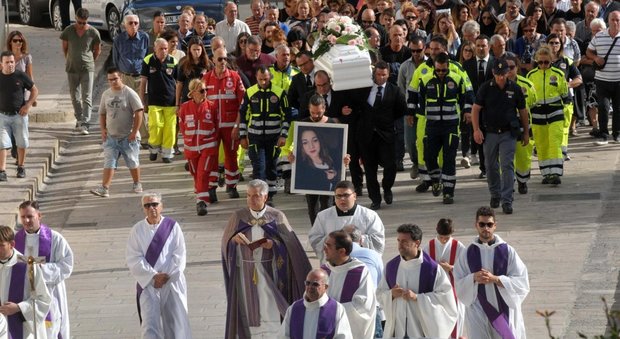 Noemi, oggi i funerali a Specchia: la morte forse provocata da lesioni al collo