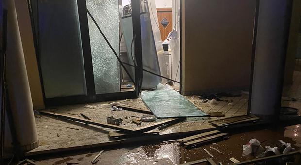 Esplosione nella notte in una pizzeria, l'attentato scuote Roseto