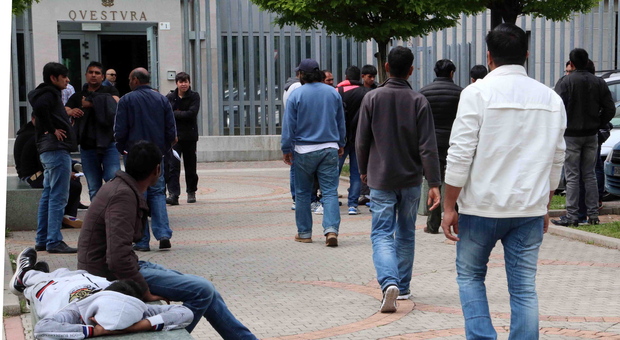 Migranti in coda di fronte alla Questura di Pordenone