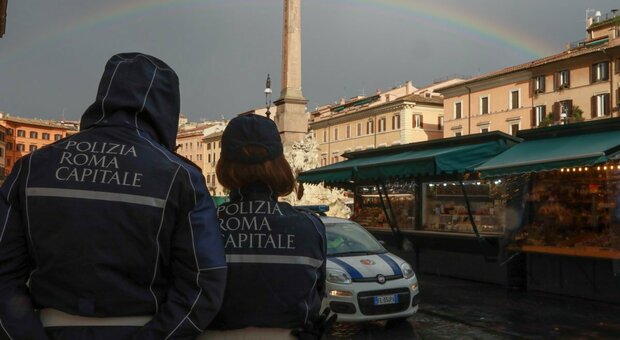 Vigili No-vax a Roma, via pistola e paletta: nelle chat interne paragonano il Green pass al nazismo