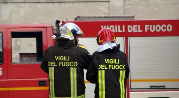 Follia a Milano, donna lancia le due figlie dalla finestra: salvate dai vigili