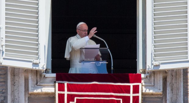 Il Papa alle suore di clausura: «Non perdetevi su Facebook»