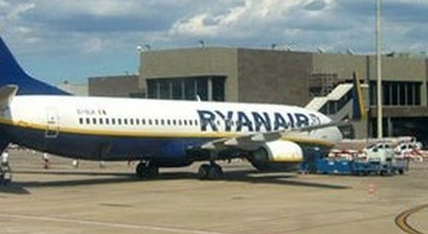 Ryanair, ha un malore sul volo: l'aereo atterra a Cagliari ma per un uomo non c'è nulla da fare