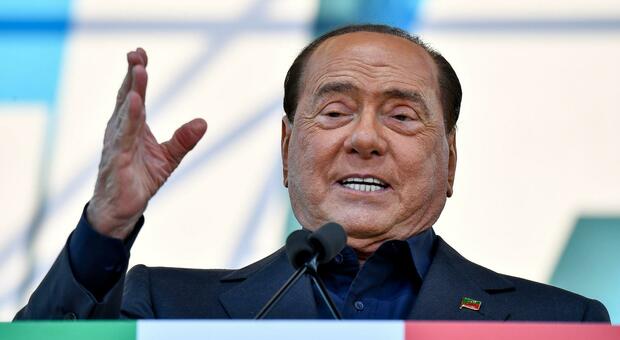 Berlusconi, doppia telefonata serale: «Lotto per uscire da questa infernale malattia»