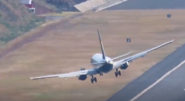 Aereo della Ryanair atterra con il vento di traverso: manovra "crosswind landing" da brividi