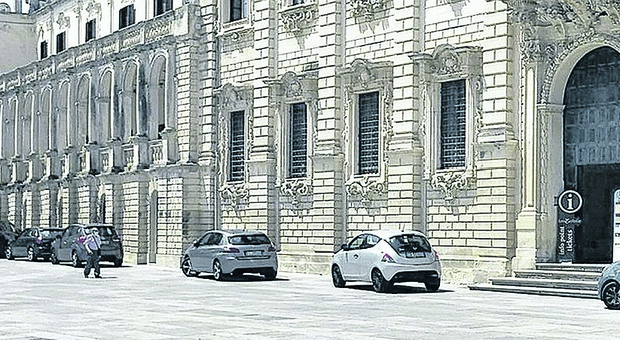 Parcheggio in piazza Duomo, auto in sosta tra i turisti che visitano il presepe: «Assurdo che nessuno intervenga»