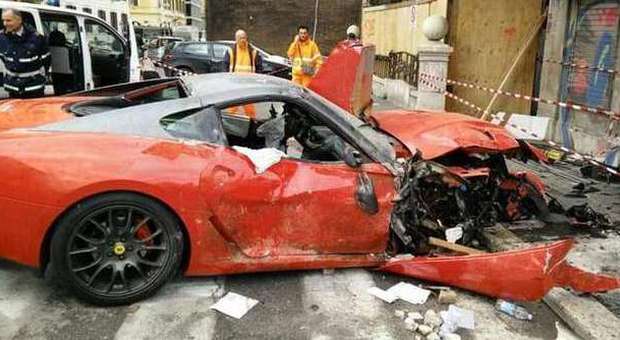 La Ferrari si schianta in un negozio in via del Viminale a Roma