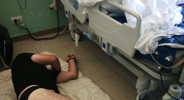Steso per terra in ospedale, posta la foto su Fb: a processo per diffamazione. Ecco cos'è successo