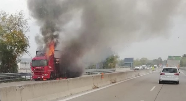 Spinetoli, camion in fiamme e code sulla superstrada Ascoli-Mare