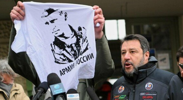 Ucraina, a Salvini regalata maglietta di Putin dal sindaco polacco di Przemysl che si rifiuta di incontrarlo