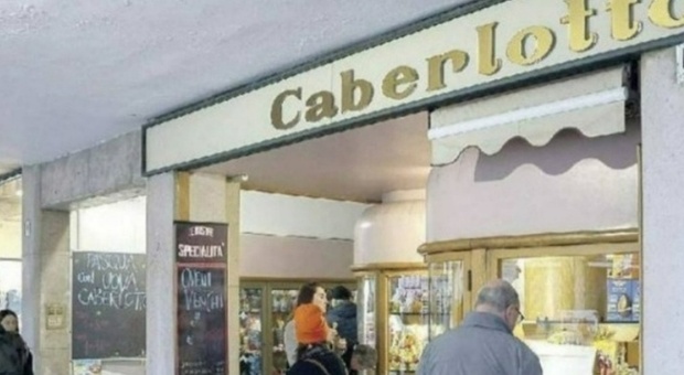 Spaccata da Caberlotto, identificato l'autore del furto da 10mila euro. Il sindaco Brugnaro: «Aveva con sé un piccone o un’ascia»